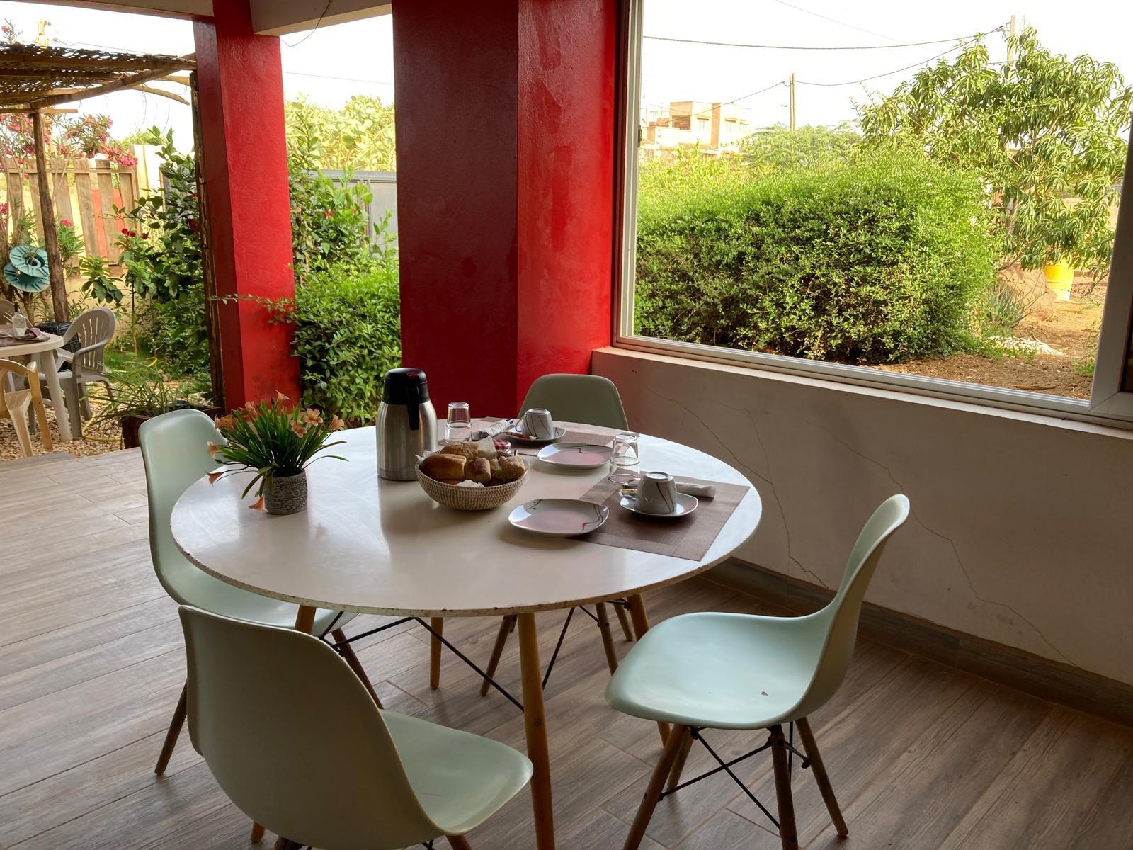 Petit-déjeuner servi au restaurant, vue sur le jardin