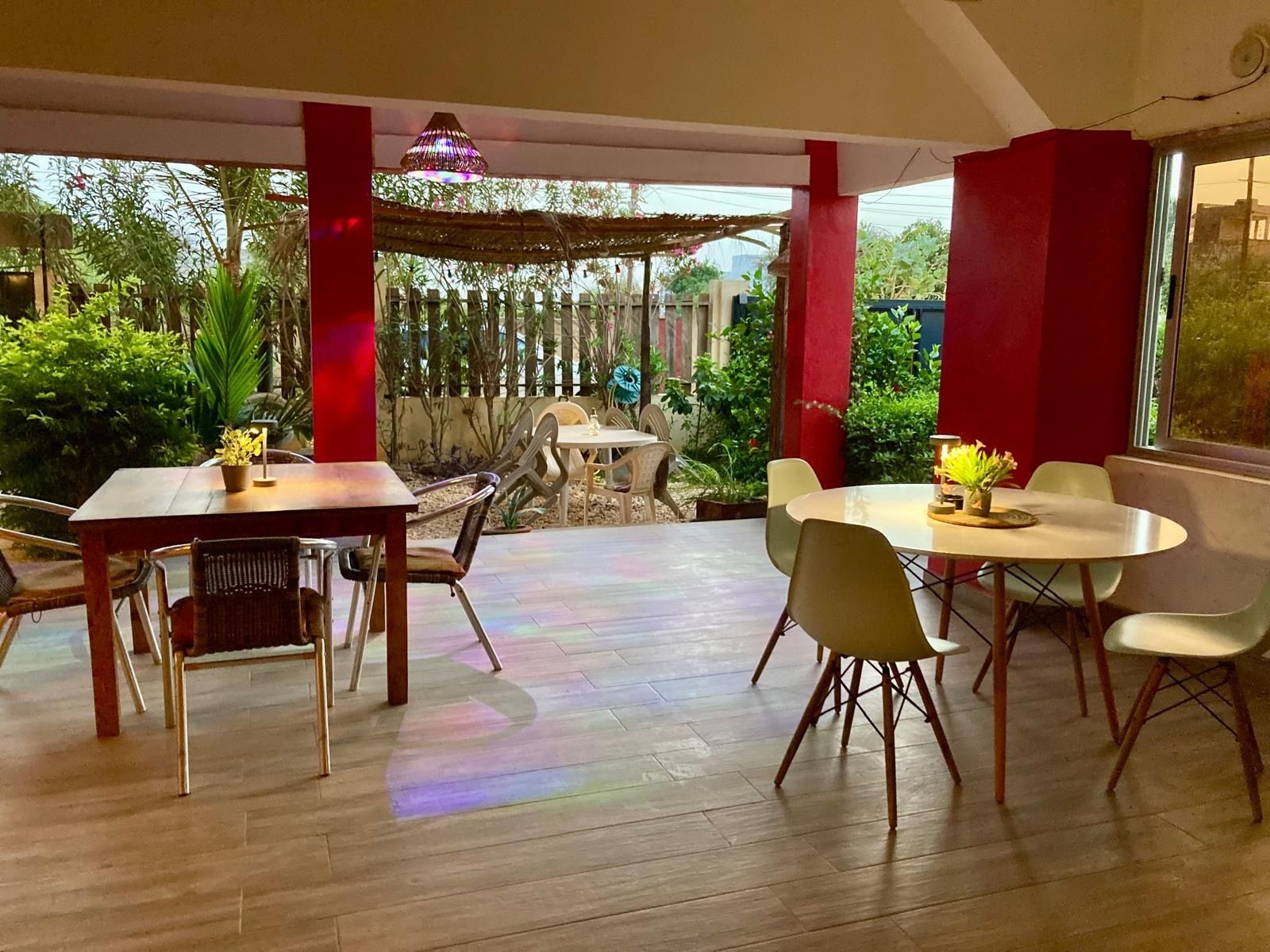 La salle-terrasse du restaurant au crépuscule